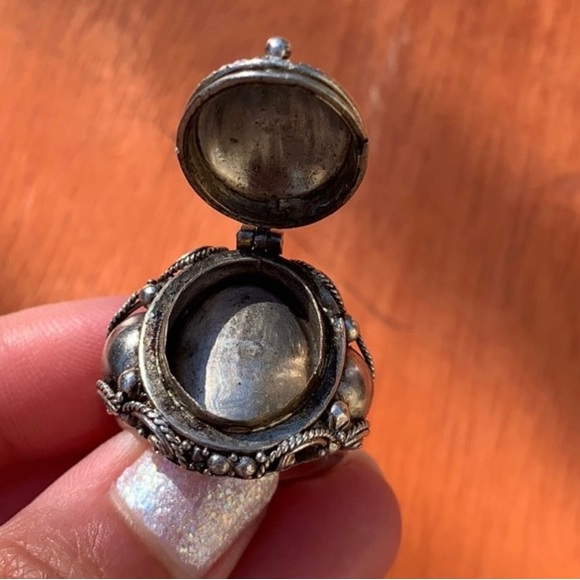 Vintage 925 Sterling Silver Scroll Poison Amethyst stone ring - Picture 5 of 5